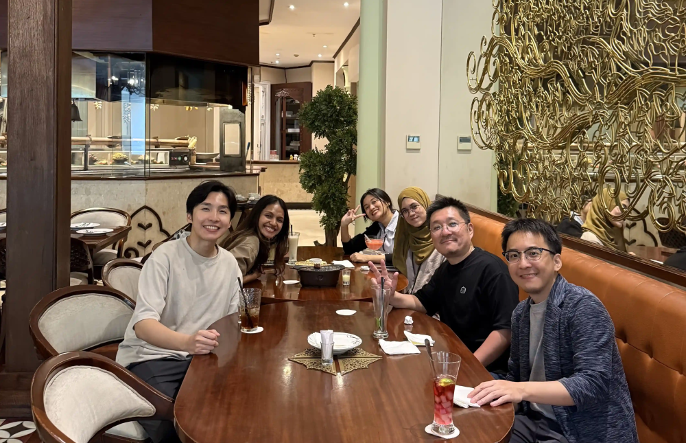 海外メンバーと食事をしながら交流する様子